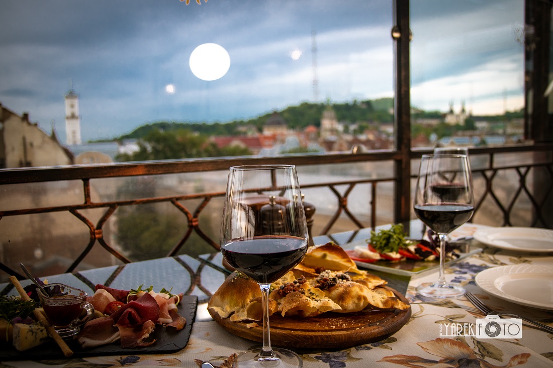 Локація: Готель «Швейцарський» (м. Львів)